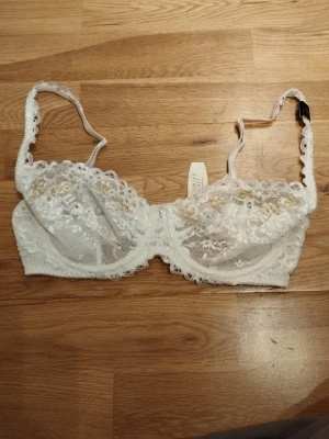 NYVit spets bh Victoria's Secret  - Säljer en helt ny med tags vit spets bh från Victoria's Secret. Den amerikanska storleken är 32D vilket är som 70D. Den är mjuk och genomskinlig spets och fina strass detaljer. Perfekt för alla hjärtans dag  / Valentine's day. Jag har fler annonser uppe och ger mängd rabatt, så kolla gärna min sida!