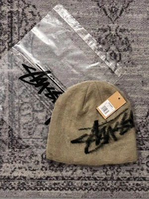 Stüssy mössa - Säljer min jätte snygga mössa från Stüssy, skriv vid frågor, priset är förhandlingsbart och kan skicka direkt efter köpet ☺ Passar både män och kvinnor 