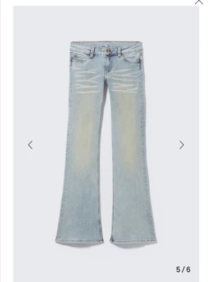 Bootcut ljusblå jeansbyxor - Säljer ett par helt nya ljusblå bootcut jeans med slitningar framtill och klassiska fem fickor. Byxorna har låg midja och är tillverkade i mjukt denimtyg. Perfekta för en avslappnad och trendig look. Endast testade!! Storlek 28/32