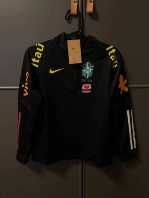 BRAZIL TRÖJA - Svart Brasilien 1/4 dels zip. Passar folk som bär storlek XXS, som är ungefär 140-150 cm långa! För mer frågor eller bilder är det bara att skriva!