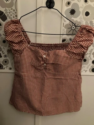 Röd vitt mönstrad topp - Jättegullig röd-vit topp! Den är från SHEIN men är i jättebra kvalitet. Den är såklart tvättad, men aldrig använd använd. Den är i storlek Xs-S
