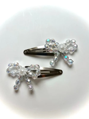  hårklämma med rosett - Handgjorta hårklämmor med rosetter👌liten gåva på köpet. Kolla min profil för mer🥰