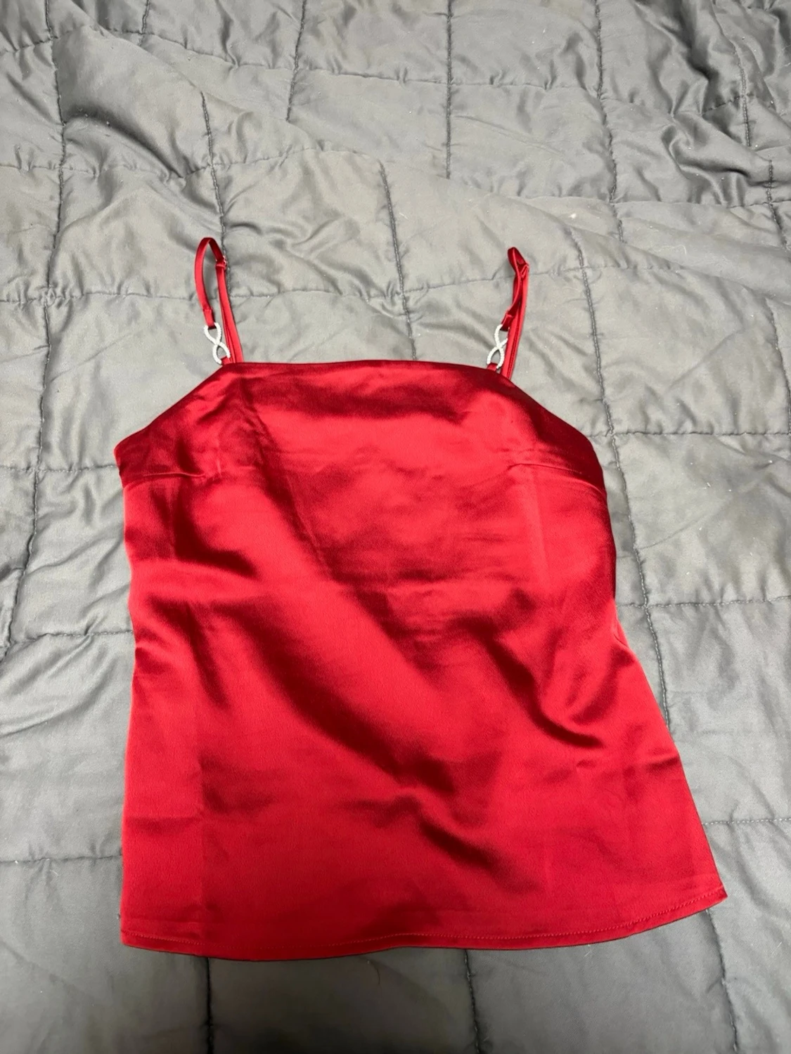 Röd satinlinne från H&M med strassdetalj