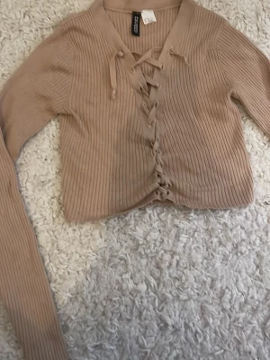 Kofta - En fin kofta som ja säljer i storlek xs och är från h&m