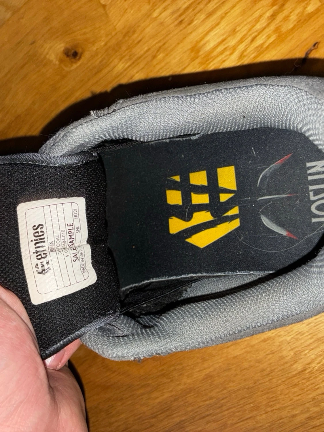 Gråa Etnies sneakers i mocka - 1