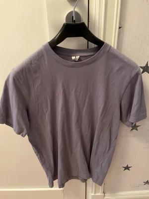 Arket tshirt  - Säljer min oanvända arket T-shirt som är perfekt nu inför våren och sommaren- storlek S