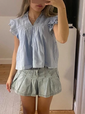 Söt blus - Jätte söt blus från Gina Tricot som inte säljs längre. Aldrig använd. Storlek 146/152 men passar xs. Säljer en likadan i rosa