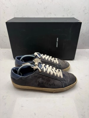 Saint Laurent Sl/06 Skor - Stilrena men riktigt använda. Skriv vid frågor, skickar inom 48 timmar!