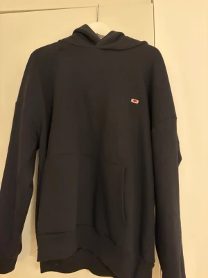 Hov1 hoodie merch 2025 intressekoll - Intressekoll på min super fina hov1 hoodie. Den är använd max 2 gånger och är väldigt fin! Storlek L väldigt skön i materialet. Köpte den på deras sista spelning på Gärdet i augusti. Jag tror den är i unisex 