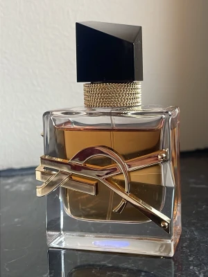 YSL Libre Flowers & Flames -  Yves Saint Laurent, Libre Flowers & Flames, 30ml parfym. Nyköpt och knappt använd.