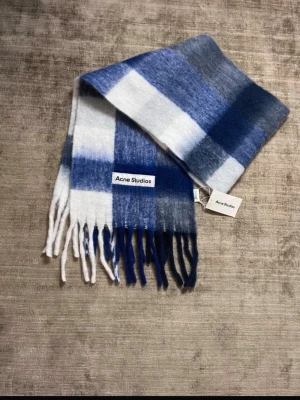 Acne studios halsduk  - Go Acne studios halsduk, jättebra skick