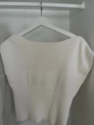 Stickad topp - Jättefin stickad backless topp som är perfekt för alla årstider, den kan användas vanligt eller som offshoulder🥰💕