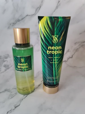 Neon Tropic mist & lotion set victorias secret - Neon Tropic från Victoria's Secret är en fräsch duo med body mist (250 ml) och lotion (236 ml). Inslag av bright bergamot, creamy sandalwood och watermelon juice. Perfekt för dig som vill ha tropiska vibbar i din vardag. Helt nytt och oanvänt 