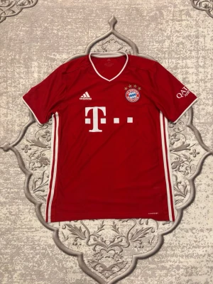 FC Bayern München tröja - Riktig skönt och är väldigt bekväm. Har köpte den i Tyskland 🇩🇪 äkta. Skriv för mer detaljer eller om pris. 