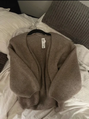Beige brun stickad kofta  - Skit snygg!! Storlek m/l men passar mig som brukar ha s och tycker inte att den är s stor❤️slutsåld
