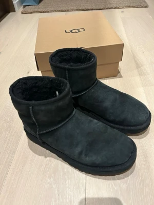 Svarta UGGs Herr - Säljer ett par UGGs Herr i storlek 41. Fint skick, sparsamt använda 1 säsong. 