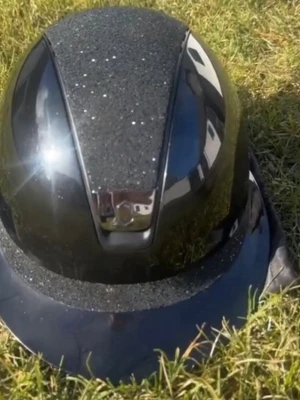 SÄLJER! Min samshield hjälm  - Aldrig ramlat av, fin skick, inga repor elr skador osv! Köpte den för 8500 kr i somras men nu slutat rida och vill bli av med den 