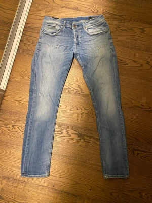 Dondup George - Säljer dessa schyssta dondups i modellen George med sköna fades. Storlek 34 motsvarar 32 enligt mig. Byxorna är i gott skick. Värt att notera att de har reparerats i grenen hos skräddaren men det är inget som märks vid användning. Pris 599kr kom gärna med frågor/funderingar!