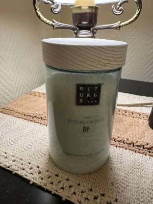 Rituals The Ritual of Jing badkristaller OBS. Har gått ur datum. - OBS! Har gått ur datum därav det låga priset! Magnesium badkristaller från Rituals i serien The Ritual of Jing. Kommer i en stilren glasburk med trälock och har en lugnande doft. Perfekt för avkopplande bad och self-care. Innehåller 400g och har en ljusgrön färg på kristallerna.