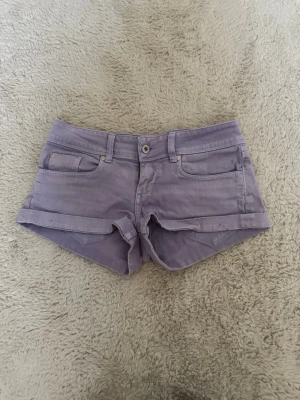 Lågmidjade Jeansshorts  - Lila lågmidjade jeansshorts i storlek S/M, midjemåttet är 38cm! 