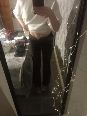 Svarta kostymbyxor från Bik Bok - Svarta kostymbyxor från Bik Bok i klassisk rak modell. Byxorna har en stilren look och är gjorda i ett mjukt material som känns skönt mot huden. Perfekta för dig som gillar enkel och clean stil.