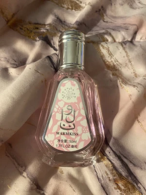 Warmkiss parfym 50ml - Söt parfym i smidig 50ml flaska med blommigt inspirerad design. Perfekt för dig som vill ha en fräsch och ungdomlig touch i vardagen. Volym: 50ml (1.7 FL.OZ).