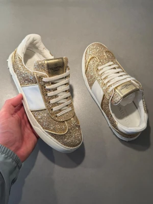 Valentino Flycrew Skor - ‼️VI TAR EJ BYTEN‼️ Valentino ”Flycrew” sneaker | Skick: 9/10 | Storlek 35 fits 36 | Box, Skopåse & kort ingår! | Fraktar inom 24H efter köp på köparens bekostnad 📦💨 | Hör av dig vid minsta fråga eller fundering 💭 