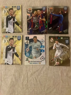 Messi och Ronaldo fotbollskort - En liten men stark blandning mellan gamla Messi och Ronaldo fotbollskort. Korten är i bra skick.