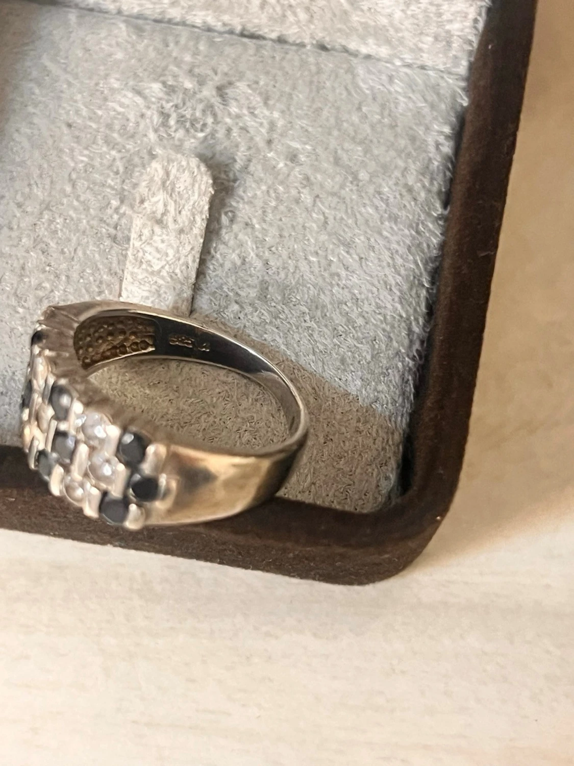 Silvrig ring med rutigt mönster - 5