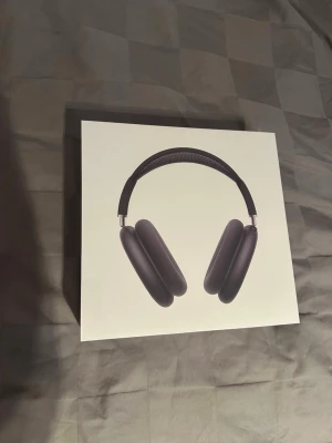 AirPods Max - Snygga och exklusiva Apple AirPods Max over-ear hörlurar i originalförpackning, helt nya och oöppnade. Levereras med Smart Case och USB-C. Perfekt för dig som söker hög ljudkvalitet, aktiv brusreducering och elegant design.