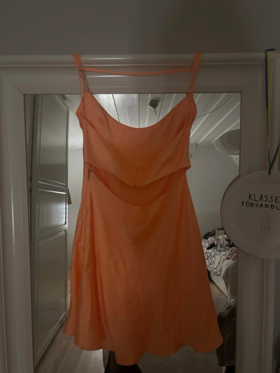 Kort orange klänning med tunna band - 1