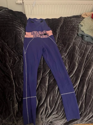 Lila träningssett från Calvin Klein - Säljer en sportig lila träningstopp och träningsbyxor från Calvin Klein i storlek 140-152.  Köpt för 100kr styck. säljer båda för 100kr en för 50kr, pris kan diskuteras. Funderingar? Skriv till mig💕