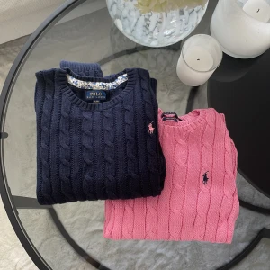 Ralph Lauren tröja - Kabelstickade tröjor från Ralph Laurent BARA DEN MÖRKBLÅA💞storlek xl i barnstorlekar men skulle säga att den passar som xs-s, använd fåtal gånger men inga synliga defekter💞ska fixa fler bilder så fort jag kan💞köpt här ifrån plick