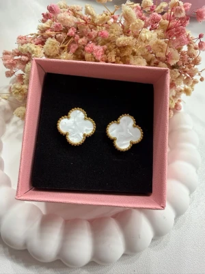 Fyrklöver-örhängen  - Fyrklöver-örhängen i rostfritt stål, pläterade med 18k guld. Väldigt fina och tidlösa, 15 mm – passar till alla tillfällen och med mycket hög kvalitet.