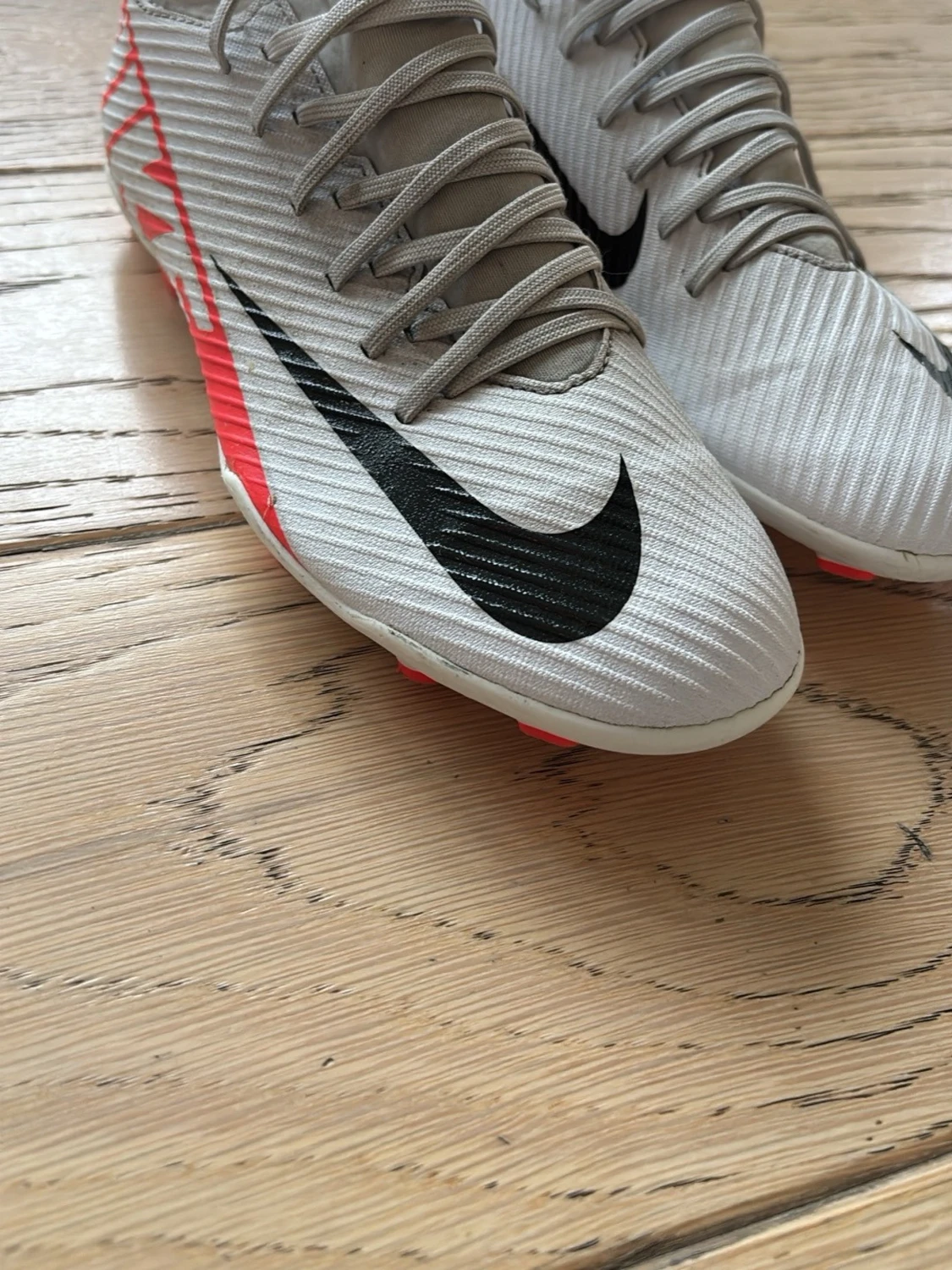 Nike vita fotbollsskor med svarta och röda detaljer