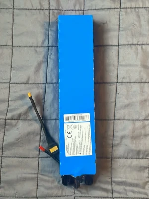 Elscooterbatteri E-Wheels / JETECH 10S3P 36V 7.8Ah – Aldrig använt - Säljer ett helt nytt och aldrig använt litiumjonbatteri till elscooter. Batteriet är original JETECH modell 10S3P och har aldrig varit monterat eller laddat.  Specifikationer: 	•	Märke: JETECH (används i E-Wheels elscootrar) 	•	Modell: 10S3P 	•	Spänning: 36V 	•	Kapacitet: 7.8Ah / 280.8Wh 	•	Max laddspänning: 42V DC 	•	Skick: Ny – aldrig använd / aldrig laddad