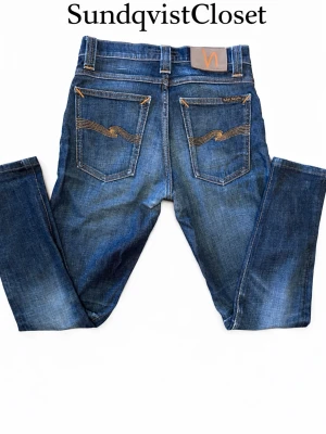 Nudie jeans - Vintage Nudie Jeans i modellen Tube Tom. Storleken är w26 och L32 men pga att jeansen är nerkortade är dem mer L30. Perfekta för dig som vill ha ett par fräscha jeans till våren!