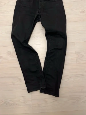 Svarta jeans från Ralph Lauren - Säljer ett par svarta jeans från Ralph Lauren. De har klassisk femficksdesign, rak passform och är tillverkade i ett mjukt bomullsmaterial med lite stretch. Snygga att styla med sneakers eller boots.