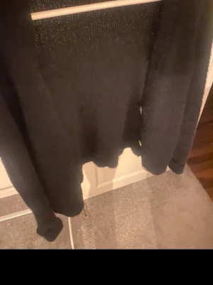 Svart kofta  - Mysig svart kofta från VILA i storlek S. Koftan är stickad och har långa ärmar samt tre dekorativa knappar på sidan. Perfekt för lager på lager och chill höst- eller vinterstil. Men den kommer även inte till någon användning det är därför jag säljer den. Skriv för fler frågor ☺️ Inga returer görs 