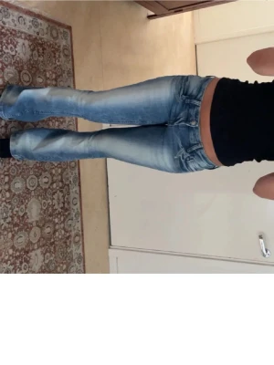 Lågmidjade jeans bootcut - Säljer dessa lågmidjade jeans från gina då dom tyvärr var förstora för mig. Köpta här på plock och bilderna är lånade av hon jag köpt dom av!💕 Hör av er ifall ni vill ha fler bilder!