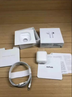 Apple AirPods - Säljer ett par Apple AirPods i ny skick, komplett med originalkartong, laddningsetui, laddkabel och manualer. Perfekt för trådlös musik och samtal. Passar alla Apple-enheter med bluetooth.