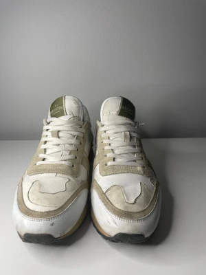Valentino Rockrunner - Skick: 8/10, små defekter. | Ingår: Skor, Box, Dustbags, kort, extrasnören. | Nypris: +- 7000 SEK.
