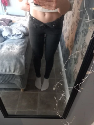 Svarta skinny jeans från LAB Industries(Lindex) - Säljer ett par svarta skinny jeans från LAB Industries i storlek 170. Jeansen är högmidjade och har klassisk femficksdesign. Tillverkade i stretchigt denim med hållbarhetsfokus. Snygg passform som sitter tight hela vägen ner.