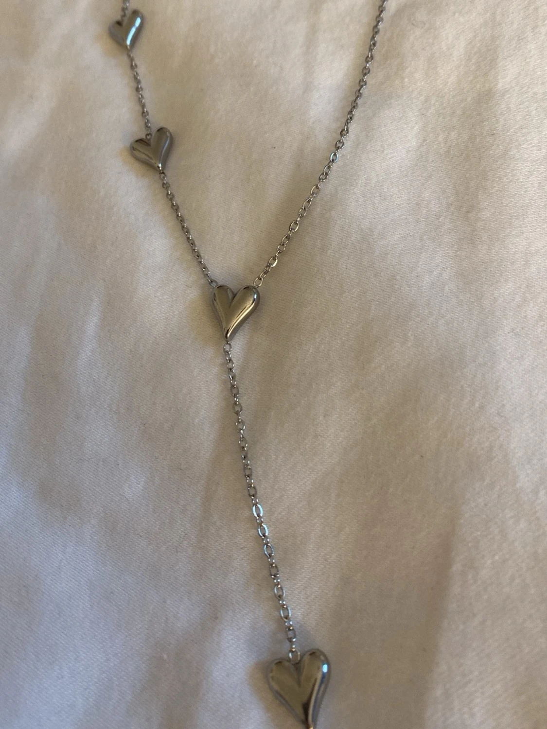 Snyggt silverhalsband med hjärtan - 1