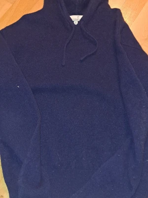 Kashmir hoodie - Säljer nu en helt oanvänd kashmir hoodie från Carmés I storlek S men sitter nästan som xs. Skriv gärna vid minsta intresse 😁