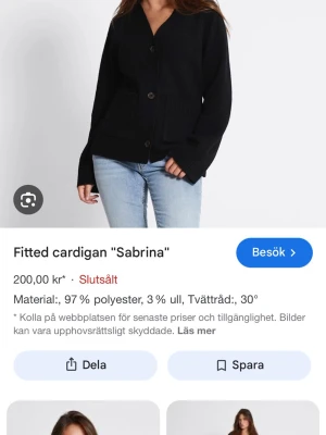 Lager 157 kofta - Svart kofta med v-ringning och stora knappar framtill. Modellen har två fickor och är tillverkad i en mjuk blandning av polyester och ull. Perfekt att slänga på sig över en t-shirt eller topp. Långärmad och klassisk passform. Helt ny