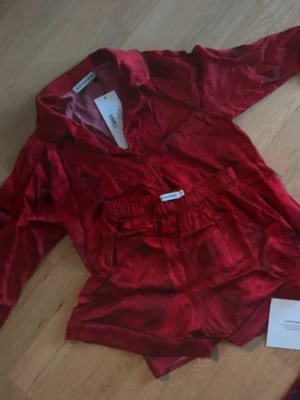 Adoore pyjamas - Jättefin Adoore pyjamas. Aldrig använd!! Prislappar och originalspåren kvar.