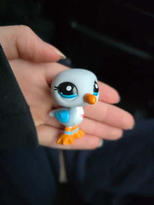 Littlest pet shop - Jättegullig littlest pet shop fågel  Finns fler i min profil för samfrakt. Jag har ca 200 st kvar så följ för att få notis när jag lägger upp.