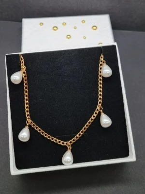 Stilfullt halsband med pärlor  - Material-rostfritt stål.  Kedjetjocklek-3mm.  Utan smyckesask 