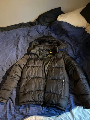 Ralph lauren vinterjacka - Säljer denna Polo ralph lauren vinterjackan. Storlek S, Skicket är jätte bra! Köptes i andra hand så inte säker på äkthet därav det billiga priset, ser dock bra ut o är varm.